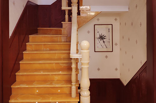 鹤壁中式别墅室内汉白玉石楼梯的定制安装装饰效果